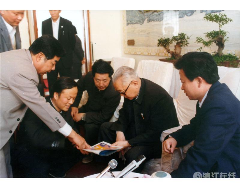 1988年4月，天下政协主席李先念在宜昌听取清江开发汇报