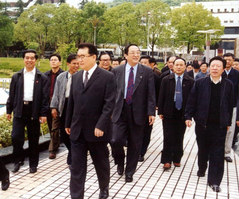 2003年5月，中共中央政治局常委李长春视察清江